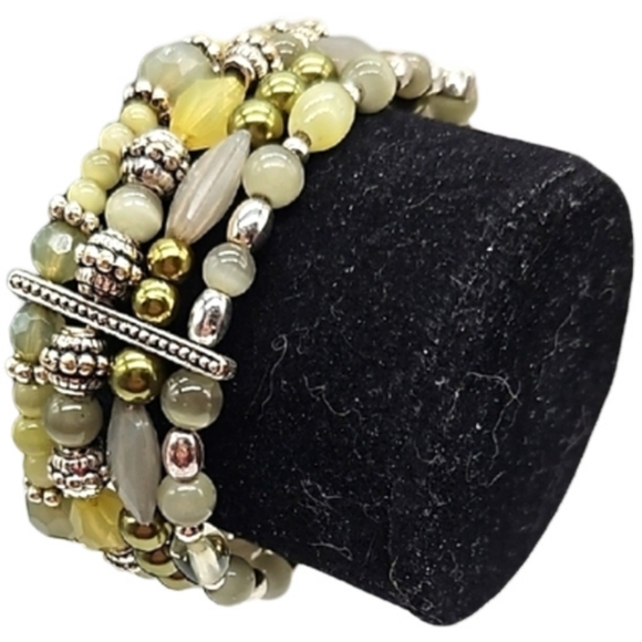 🩵 Glass and mixed material cream beaded cuff bracelet - Picture 7 of 11